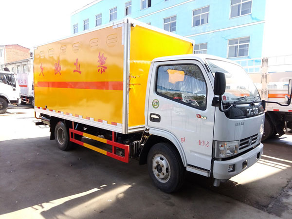 多(duō)利卡4.1米（3.4噸）腐蝕品廂式車(chē)