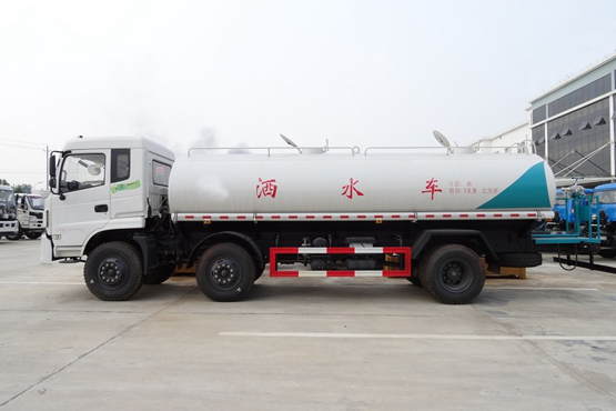 東風小(xiǎo)三軸16方灑水(shuǐ)車(chē)
