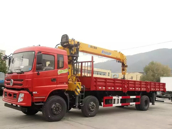 東風特商小(xiǎo)三軸随車(chē)吊