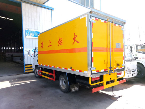 多(duō)利卡4.1米（3.4噸）腐蝕品廂式車(chē)