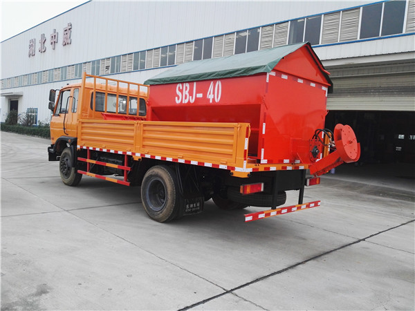 可(kě)上(shàng)戶東風145多(duō)功能除雪車(chē)