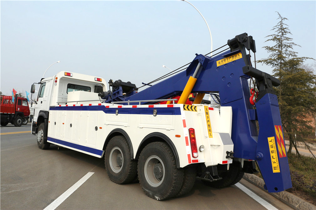 重汽後八輪一拖一清障車(chē)