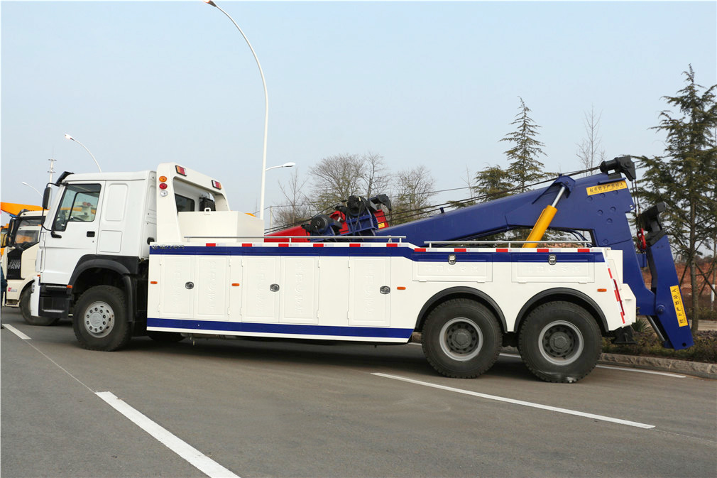 重汽後八輪一拖一清障車(chē)
