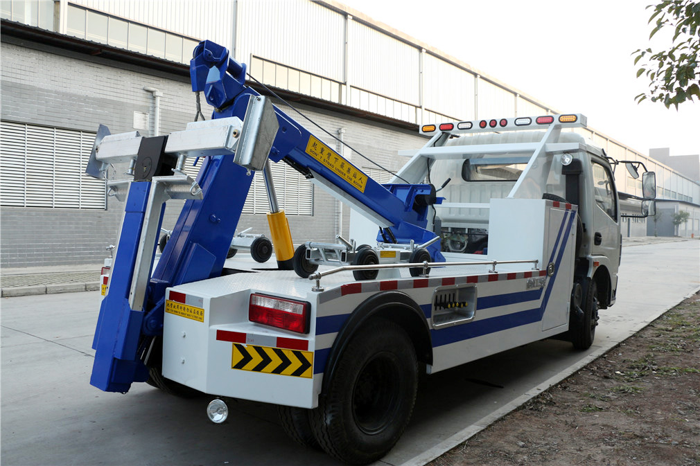 東風大(dà)多(duō)利卡D7一拖一清障車(chē)