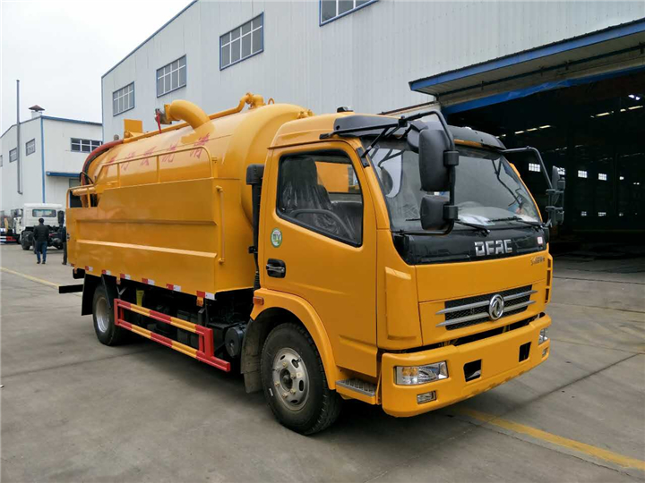東風大(dà)多(duō)利卡清洗吸污車(chē)