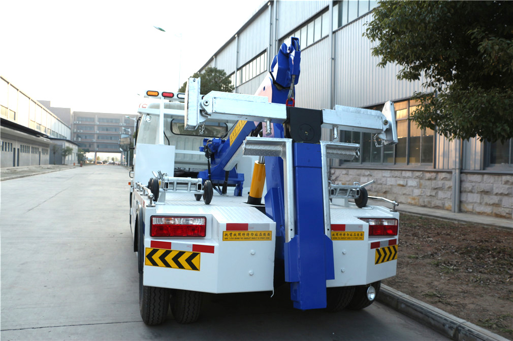 東風大(dà)多(duō)利卡D7一拖一清障車(chē)