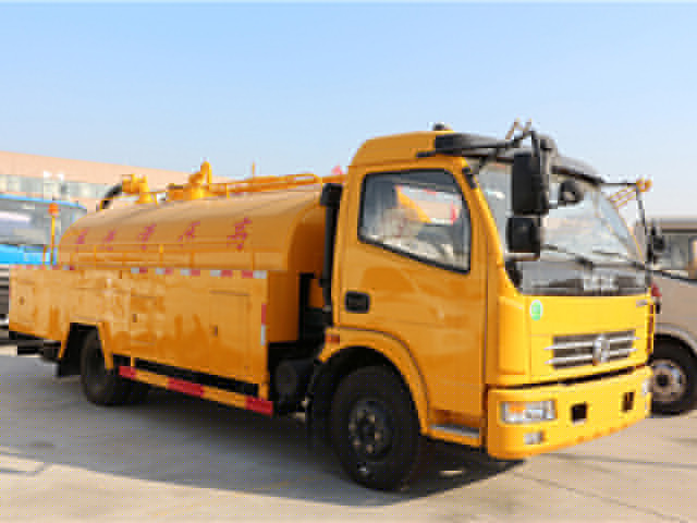 東風多(duō)利卡9方清洗吸污車(chē)